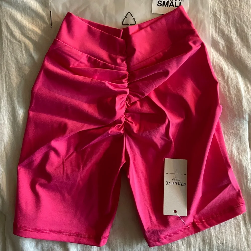 NATURYL - THE V CUT SHORTS - Picture 5 of 5